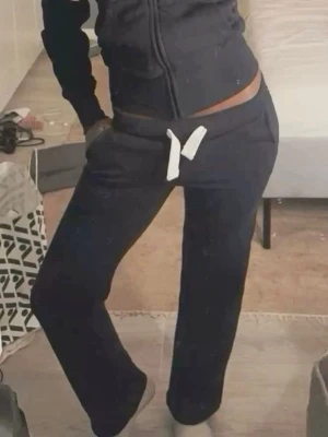 Russemerch Sweatpant Girl Straight leg Navy - Säljer ett par Russemerch Sweatpant Girl Straight Leg i Navy i storlek XS. 💙 Byxorna är lågmidjade med rak passform och sitter riktigt snyggt på. Väldigt bekväma och perfekta både till vardag och chill outfits.  De är i bra skick, sparsamt använda utan större slitage. Innerbenslängd: ca 71–72 cm.  Supertrendiga och svåra att få tag på! 