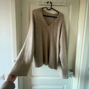 Beige stickad tröja Gina Tricot - Jättefin stickad beige v neck tröja från ginatricots premium avdelning, 💕💕💕 storlek s men lite oversize så kan passa allt möjligt från S till L typ