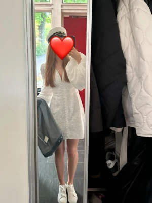 Studentklänning från Adoore🫶🏻🤩 - Jag säljer nu min studentklänning!!! Den är från adoore i storlek 36. Endast använd en gång dvs dagen jag tog studenten.🤩❤️ 