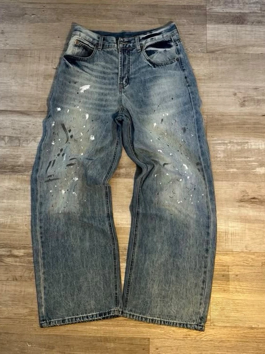 Baggy blå jeans med färgstänk