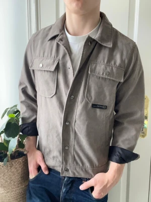 Pull and bear jacka  - Pull and bear jacka i mocka liknande matieral. Inga defekter! Modellen i bilderna är 180 cm 75 kg och bär Storlek S lite liten på modellen , Kom med frågor! 🌟 (Kan gå ned i pris vid köp av paket 😉) 