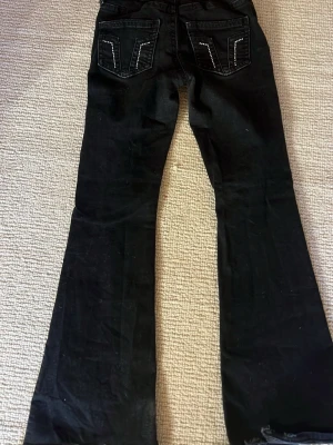 Svarta Bootcut jeans från Gina - Svarta Bootcut byxor från Gina storlek 164. Bra skick men lite slitna där nere, fina fickor men fint bling på💛