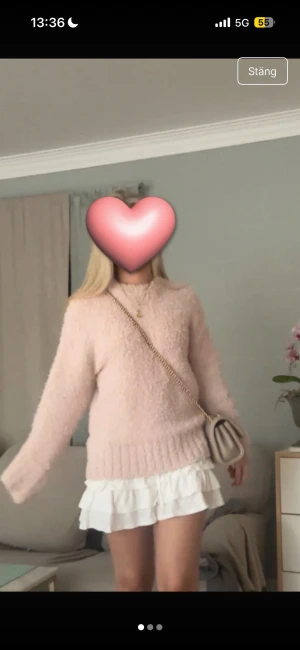 Ljusrosa fluffig stickad tröja - Supersöt ljusrosa stickad tröja med fluffig textur och rund hals. 💗 Perfekt för dig som gillar en mysig och trendig look. Köpt på vinter, bilderna är lånade från förra ägaren💗XXS men skulle säga att den mer är som S