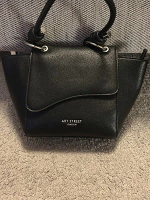 Svart handväska från Art Street London - En fin svart väska, den är använd några få gånger. Priset kan diskuteras!