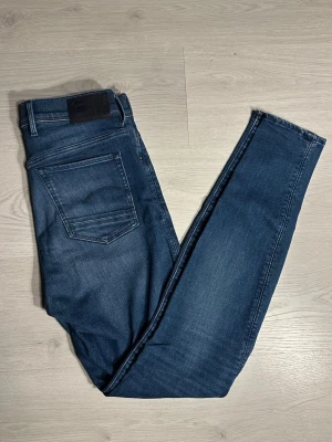 G- star 29/32 - Ett par riktigt feta G-Star jeans i mycket bra skick. Jeansen är utan defekter och knappt använda. Skriv vid frågor eller om du vill se fler bilder! Kolla gärna in min profil också för fler jeans och kläder😄