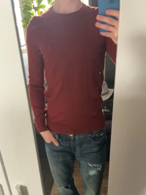 Vinröd sweatshirt - Vinröd sweatshirt - Material: Merinoull Storlek: Small - Nyskick - Märke: Bruun & Stengade - Nypris: 800kr - Mitt pris: 249kr - hör av dig vid funderingar 💫