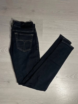 T/J 29/32 - Ett par fräscha tiger of sweden jeans. De är helt utan defekter och i mycket bra skick. Jag har fler jeans i min profil allt från Nudie till G-star till fler T/J. Jag kommer även lägga ut fler jeans så följ för att inte missa dem. Men skriv vid frågor och funderingar och vid köp av fler plagg får man rabatt! 
