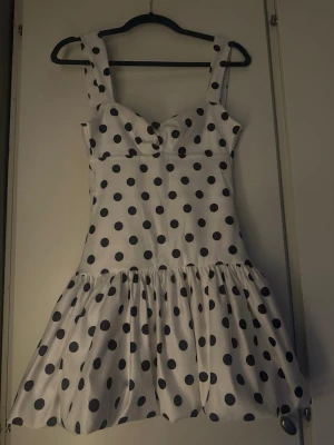 Zara klänning - Intressekoll på den virala Zara klänningen! Inga defekter och knappt andvänd, supersöt och fin nu till sommaren💕Storlek S, pris kan diskuteras! OBS, tryck inte köp nu innan kontakt med mig💕