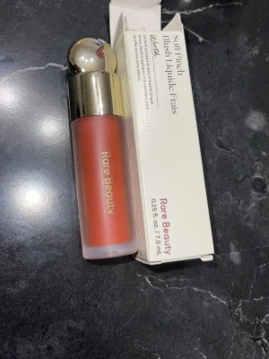 Blush från rare beauty färgen ”worth” - Oöppnad blush från rare beauty, stora 7.5ml inte den lilla 