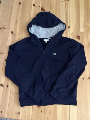 Lacoste zip hoodie strl 164  - Helt ny bara använd ett fåtal gånger då den är för liten