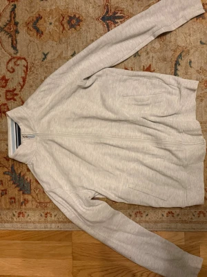 Fin tröja - Hej, säljer nu min fin tröja som tyvärr inte passar längre. Storlek Large, och säljs endast för 99 kr!