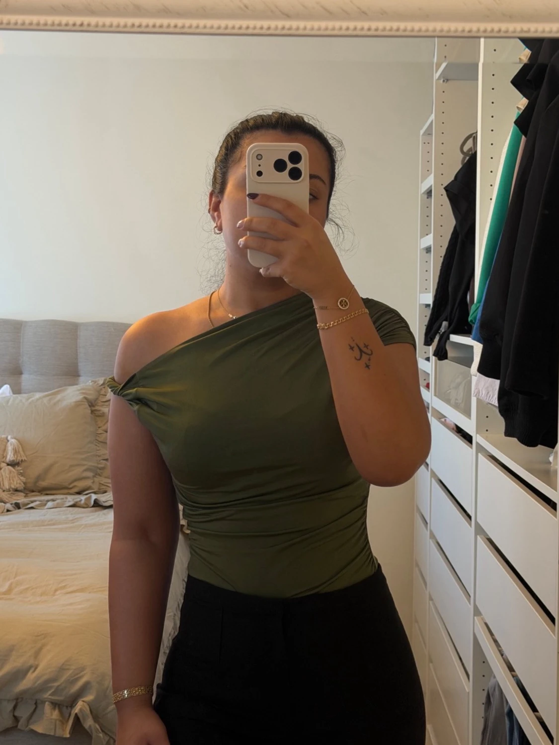 Olivgrön oneshoulder body 