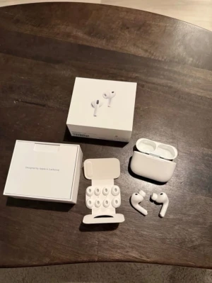 Apple AirPods Pro med laddningsetui - Säljer ett par autentiska AirPods Pro 3 i jättefint skick. Vid frågor eller funderingar hör av dig!☀️