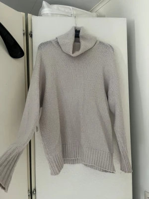 Ljusbeige polotröja från 157 - Mysig och bekväm polo tröja från lager 157, storlek M 🎀