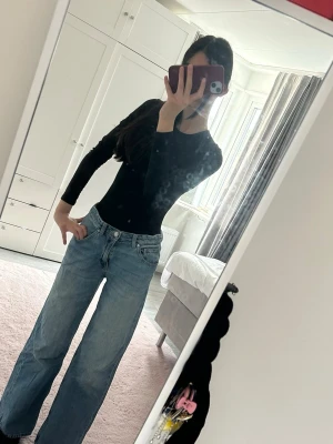Ljusblåa vida jeans med hög midja - Letar du efter fina jeans? Jag säljer ett par ljusblå jeans med hög midja och raka, vida ben. Klassisk femficksmodell och knappgylf. Perfekta för en avslappnad och trendig look. Materialet är denim i bomull. Passar dig som gillar loose fit och retrostil. Pris går självklart att diskutera 💕