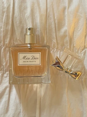 Miss Dior Eau de Toilette 50ml - Noter: ”Blodapelsin och mandarin lyser upp toppnoterna. I hjärtat skänker liljekonvalj friskhet och lätthet åt den kryddiga explosionen av Grasse Rose. I hjärtat av denna Eau de Toilette virvlar den kryddiga explosionen av Grasse Rose. ”🎀🌟  Miss Dior Eau de toilette 50ml, endast använt en fåtal sprut. Inköpt under 2025🩷💖💘 ordinarie pris: 1185kr. Mitt pris: 699kr