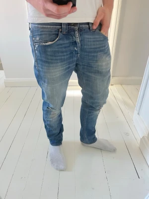 Dondup jeans  - Dondup jeans, Inga större defekter. Modellen i bilderna är 180 cm 75 kg pch bär Storlek , W33, Måtten i sista bilden är A:43 B:97 , Kom med frågor! 