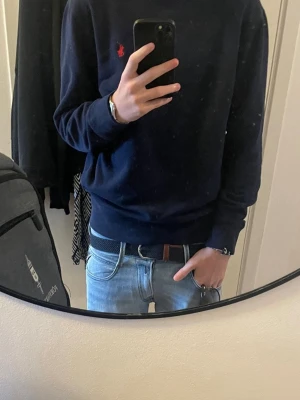 Marinblå sweatshirt från Polo Ralph Lauren - Schysst marinblå Polo Ralph Lauren tröja i 100% bomull. Tröjan är oerhört skön och kostar ca 1500kr ny. Perfekt till dig som vill ha en soft och casual look inför sommarn.