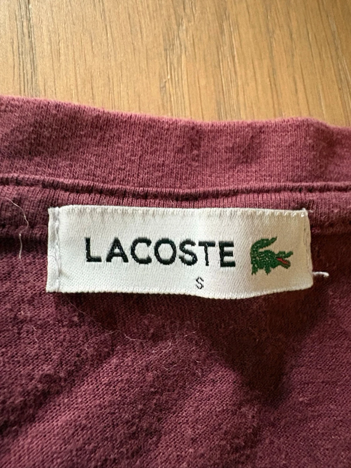 Vinröd t-shirt från Lacoste - 2