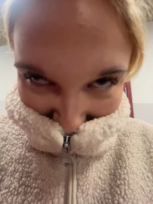  Säljer denna autism guzzen  - Säljer en beige teddyjacka med hög krage och dragkedja framtill. Jackan har en fluffig och mjuk struktur som ger en riktigt cozy vibe. Perfekt för kyliga dagar och enkel att matcha med olika outfits. Inga synliga loggor eller märken.