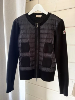 Svart cardiganjacka från Moncler - Moncler cardigan, använd fåtal gånger🫶🏼