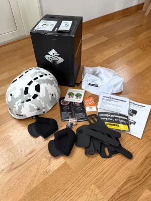 Vit/grå kamouflagehjälm Sweet Protection Grimnir - Säljer nu min vit och grå kamouflageskidhjälm från Sweet Protection med flera ventilationshål och justerbara kuddar. Hjälmen kommer med originalkartong, extra pads, manualer och en vit tygpåse. Nypris 4000kr