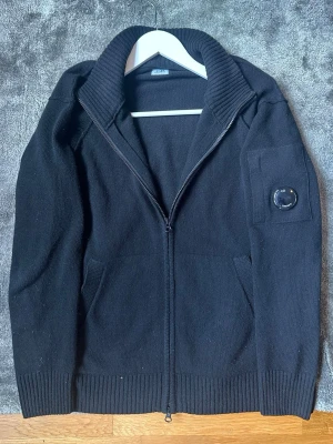 C.P. Company zip - Säljer en svart ziptröja från C.P. Company den är limited edition. Svin bra skickt och nypris ligger på 3200. Skriv om du undrar något. Har kvitto😃