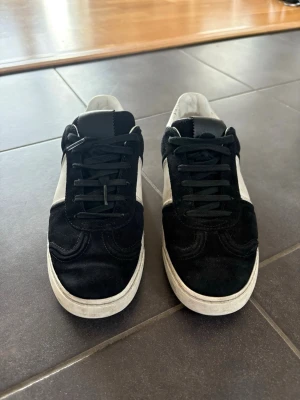 Valentino skor - Svarta Valentinos med vita detaljer och nitar. Skorna är i bra skick men har använts ganska flitigt. Förslitningar finns, men inget som direkt påverkar användningen. 