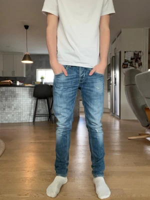 Blå dondup jeans  - Tjena, säljer nu mina riktigt feta dondup jeans med sjukt snygga slitningar. Dem är i prima skick och finns i size 32. Hör av dig vid minsta fråga!! 