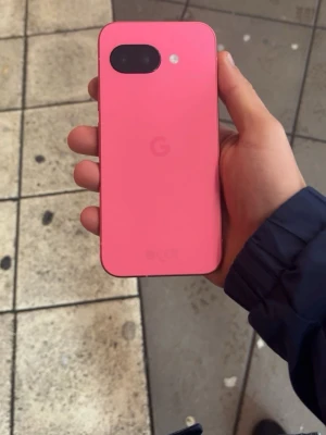 Google Pixel rosa mobiltelefon - Säljer en Google Pixel mobiltelefon i en riktigt snygg rosa färg. Telefonen har en stilren design med rundade hörn, en enkel kamera på baksidan och glasbaksida. Perfekt för dig som vill sticka ut med en färgglad och modern smartphone. Säljer den absolut inte till någon som vill använda denna mobil för kriminelltvärksamhet supportar absolut inte något typ av sånt