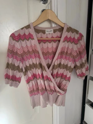 Randig omlotttopp från Holly & White - Säljer en supersöt omlottkofta från Holly & white. Det har tyvärr inte kommit till någon användning så jag har bestämt mig för att sälja den