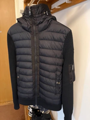 Äkta Moncler Cardigan - Äkta moncler cardigan storlek S kvitto och låda finns