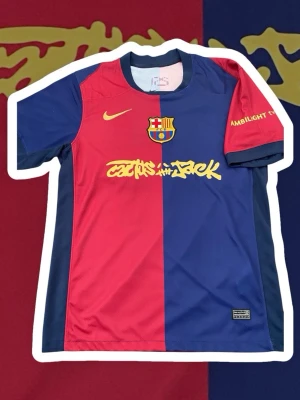 FC Barcelona Nike matchtröja Lamine Yamal - Säljer min FC Barcelona hemmatröja från 24/25-säsongen! Nike original med Lamine Yamal #19 på ryggen 🔥 Den klassiska röda/blå split-designen + coola Ambilight-sponsorn på ärmen och UNHCR baktill. Skick: Väldigt bra, använd några gånger, inga fläckar eller hål – trycket sitter perfekt! Storlek: [M] Från rökfritt hem, snabb leverans. Hör av dig vid frågor 😊 Köp innan den är borta! 🔵🔴