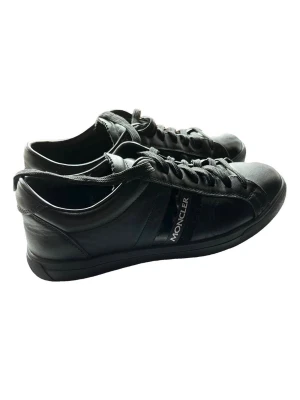 Moncler skor - Riktigt snygga Moncler skor i storlek 42, änvända några enstaka gånger. Har tyvärr inte kvar box eller dustbags. Nypris 5000kr mitt pris endast 1650kr, hör gärna av er vid frågor. Mvh Trend closet😊🙌