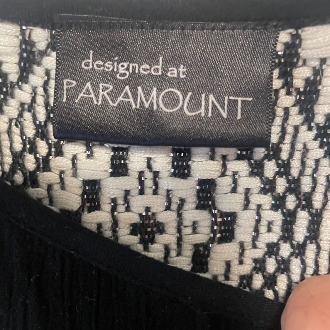 Svart blus med broderi från Paramount - 1