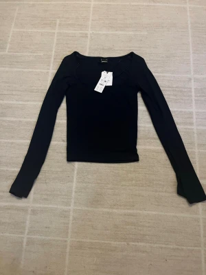 Svart/marinblå långärmad topp Gina Tricot - Säljer en svart/marinblå långärmad topp från Gina Tricot i mjukt stretchigt material. Prislappen sitter kvar. Köpt för 199kr. Ångrade köpet och då var det för sent💗