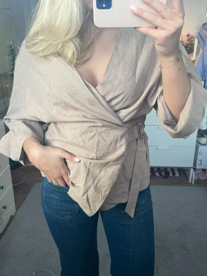 Blus  - Snygg omlott blus med guldspänne!