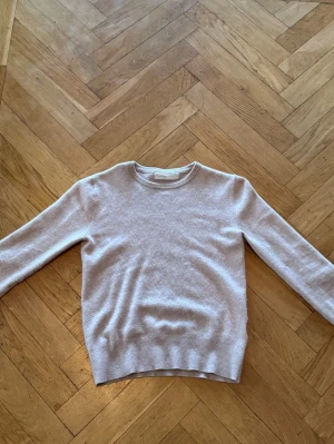 Beige kashmir tröja - Mysig beige Kashmir tröja med rund halsringning och långa ärmar. Tröjan har ribbade muddar vid ärmslut och nederkant, och är tillverkad i en mjuk ullmix som känns skön mot huden. Perfekt för lager på lager och enkel att matcha. Tröjan är från Sayless, nypris på 999kr, mitt pris 399kr men kan alltid diskuteras. Den säljs på grund av att jag har växt ur den. Om du har några frågor är det bara att fråga 