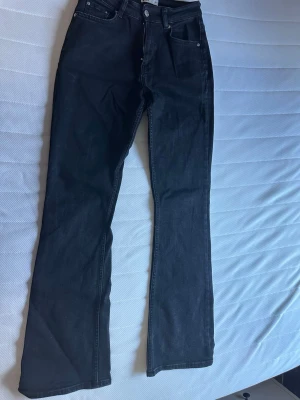 Gina jeans - Svarta bootcut jeans från Gina Tricot