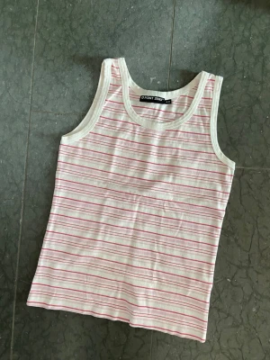 Randigt y2k linne bomull  - Sött randigt linne i y2k stil 💞💕 Storlek M 💘Perfekt till linnebyxor eller en jeanskjol till sommaren 🌞Har nån vaga prickar framtill, men inget som syns när linnet är på, annars fin och fräsch 🌸