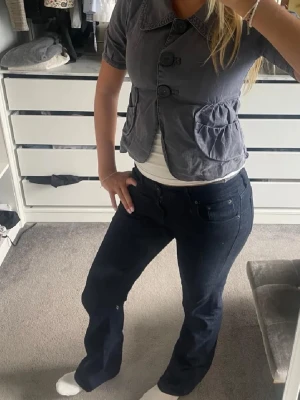 Mörkblå bootcut jeans - Snygga mörkblå bootcut jeans från Raulph lauren. Jag är ca 171 cm. 