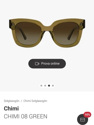 Chimi 08 gröna solglasögon - Snygga solglasögon från Chimi i modellen 08 Green. Bågarna är transparenta och olivgröna med en rak, modern form och diskret logga på sidan. Tillverkade i slitstark syntet. Perfekta för dig som vill ha en clean och trendig look. Köpte för 1500 (använda en gång) modellen 08 tillverkas ej längre 