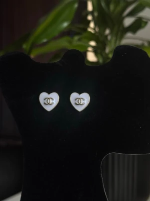 Örhängen  - Helt nya örhängen.