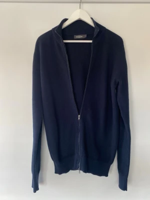 Ziptröja  - Säljer denna snygga ziptröja från Dressmann. I storlek S i väldigt bra skick. 