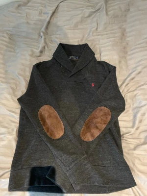 Mörkgrå cardigan - Mörkgrå cardigan från Ralph Lauren i herrstorlek S