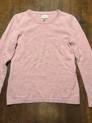 Rosa lammullströja Newhouse - Rosa tröja från Newhouse i lammull. Något krymt i tvätten. 🩷