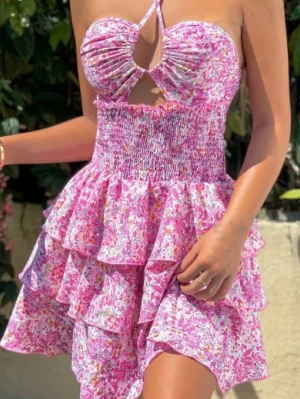 Rosa blommig volangklänning - Säljer denna rosa klänningen, inprincip helt ny, endast använd en gång💌kan mötas upp i Stockholm