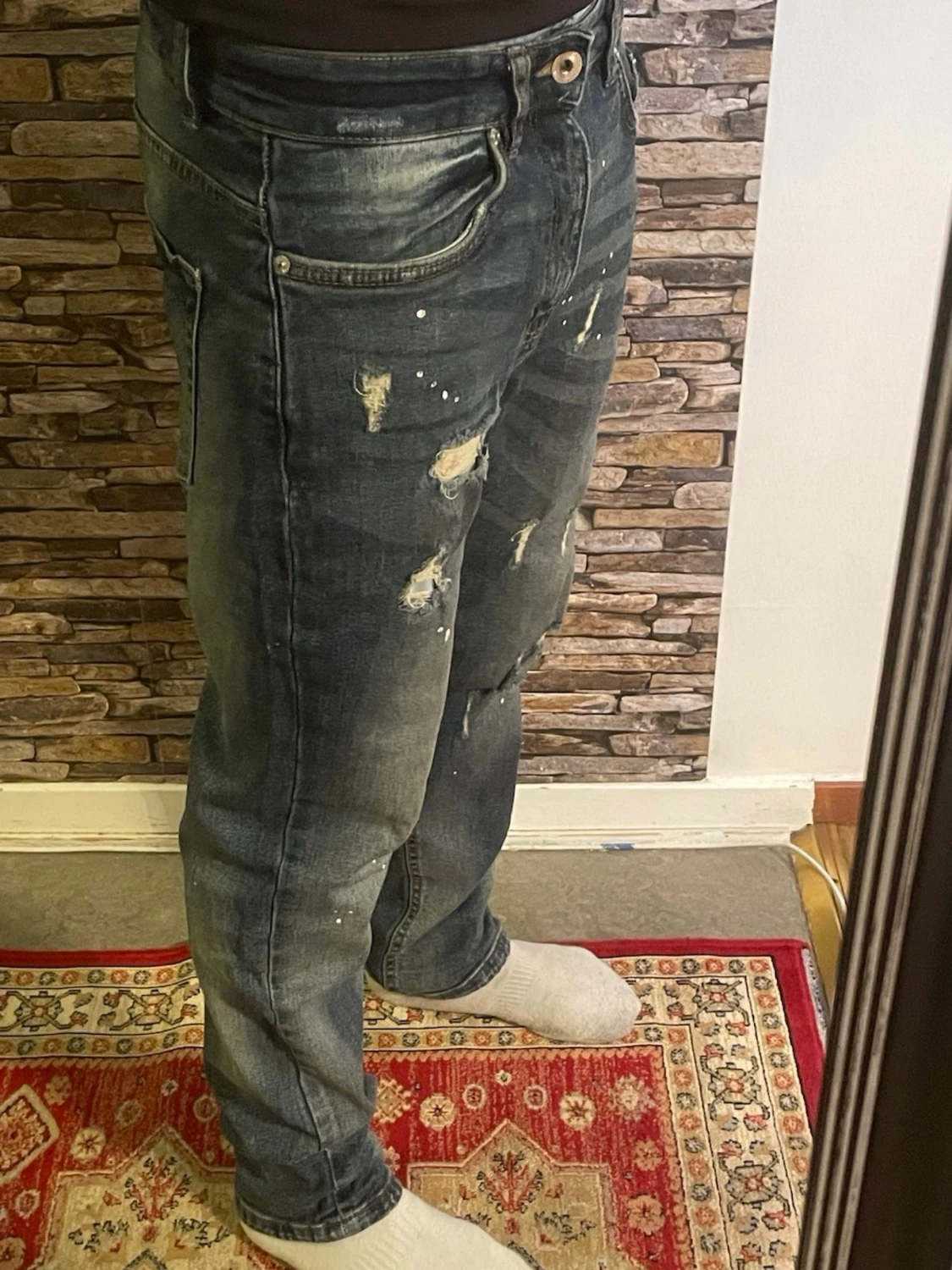 Mörkblå slitna jeans med hål - 1