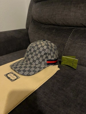 Gucci keps - Säljer helt ny Gucci keps. Det är storlek M.                                            Medföljer: Allt på bilden.                                    Priset går att diskutera.                                          För flera spännande accessoarer kolla profilen. 