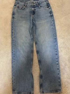 Blå raka jeans med medelhög midja - Ett par ljusblå jeans med rak passform och medelhög midja. 🩵